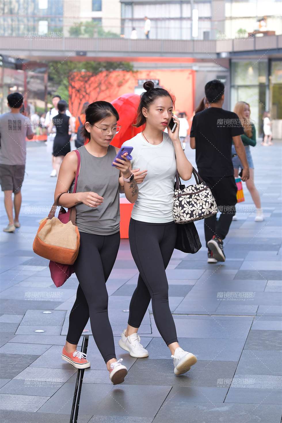 图片[5]-绑头发黑色瑜伽裤美眉-街拍流行馆