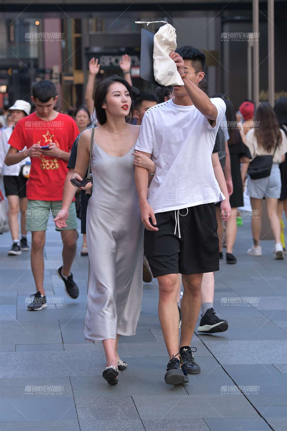 图片[3]-性感吊带裙女友-街拍流行馆