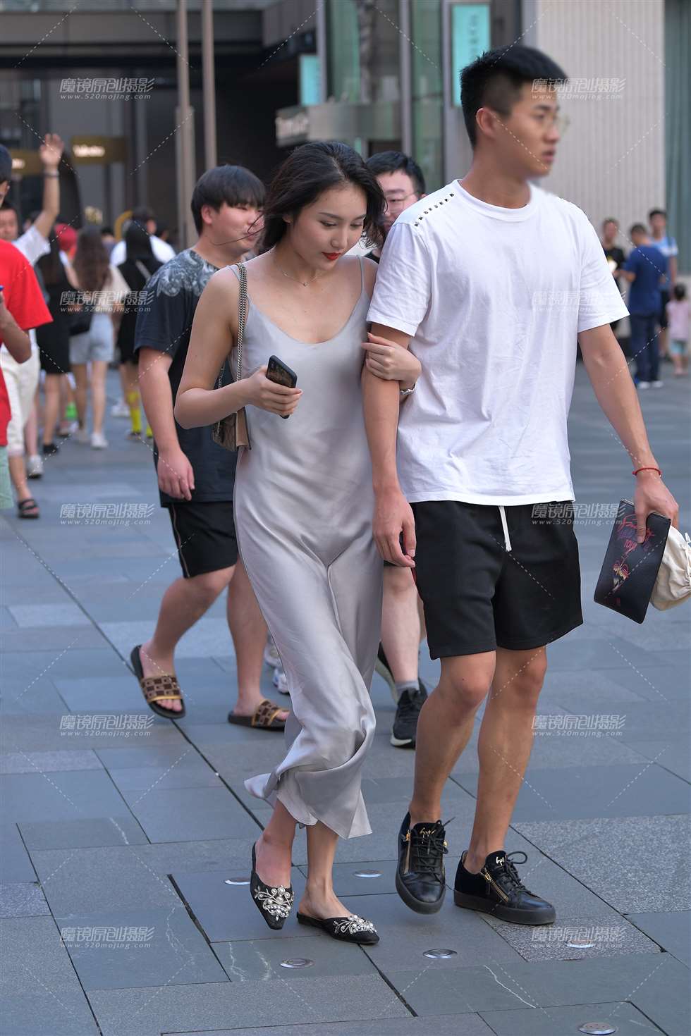 图片[1]-性感吊带裙女友-街拍流行馆