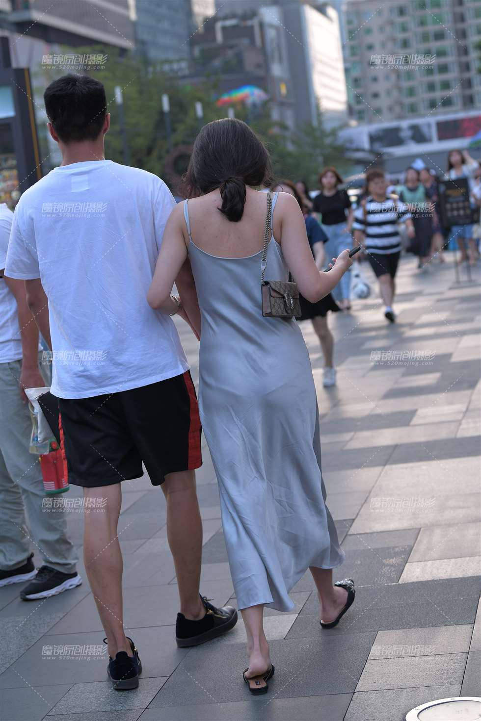 图片[2]-性感吊带裙女友-街拍流行馆