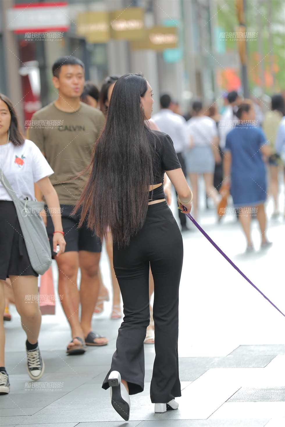 图片[2]-遛狗美女**-街拍流行馆