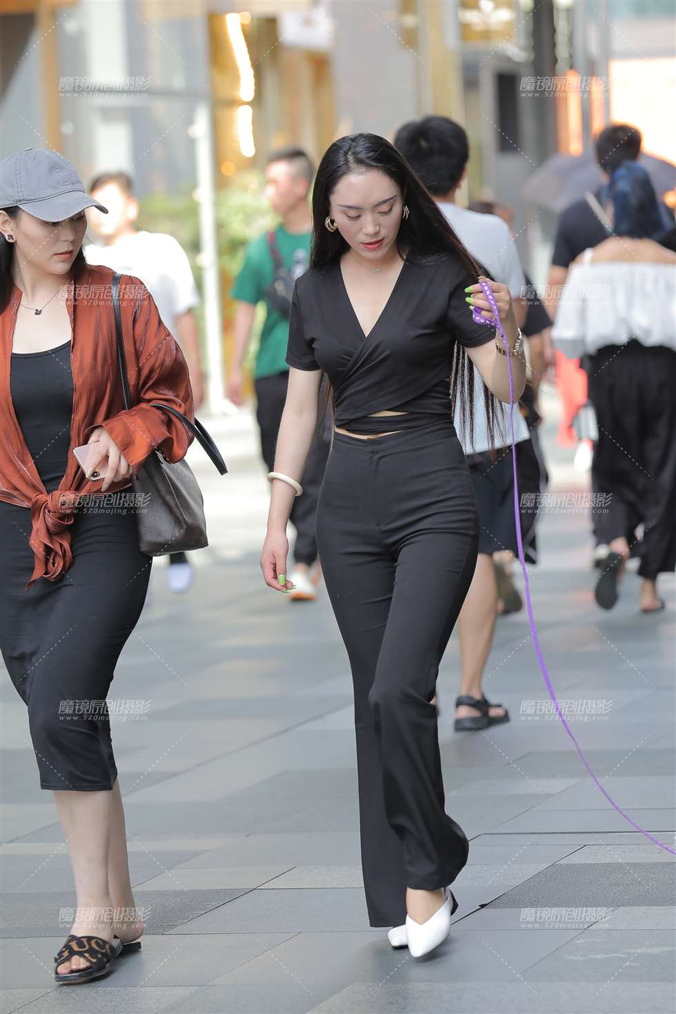 图片[1]-遛狗美女**-街拍流行馆