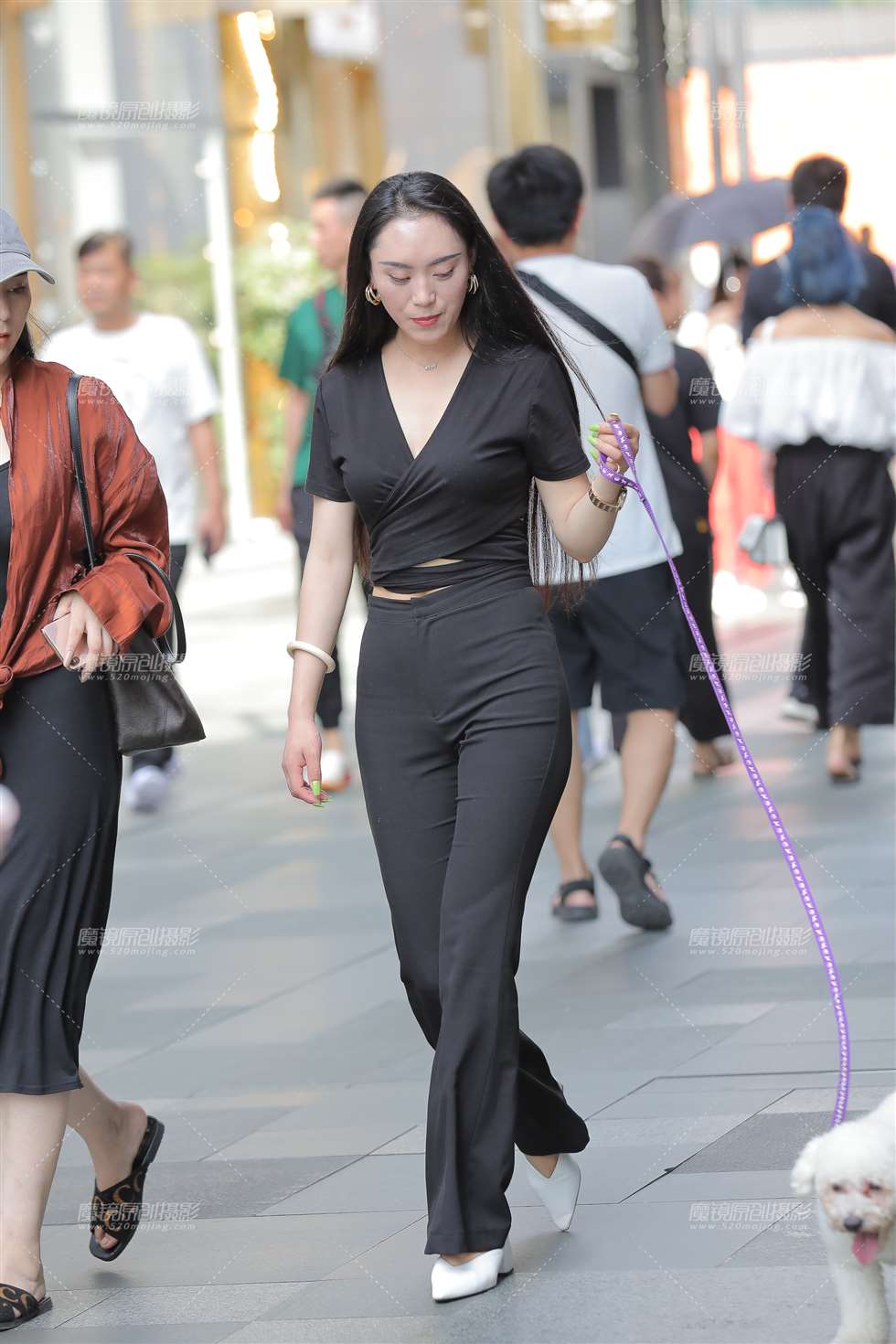 图片[4]-遛狗美女**-街拍流行馆
