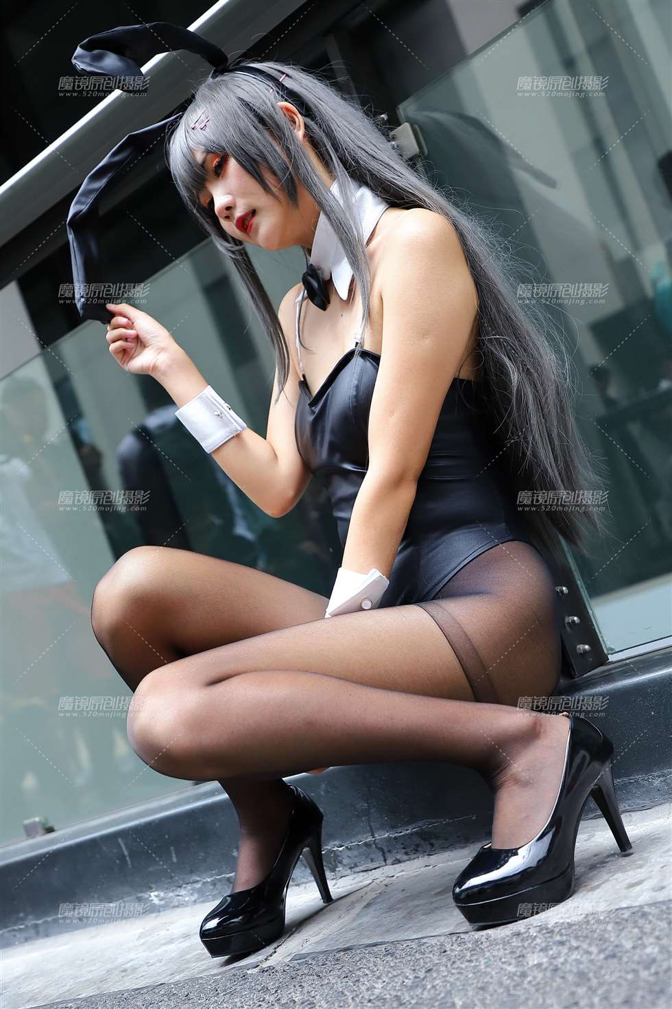 图片[1]-黑色皮衣兔妹coser-街拍流行馆