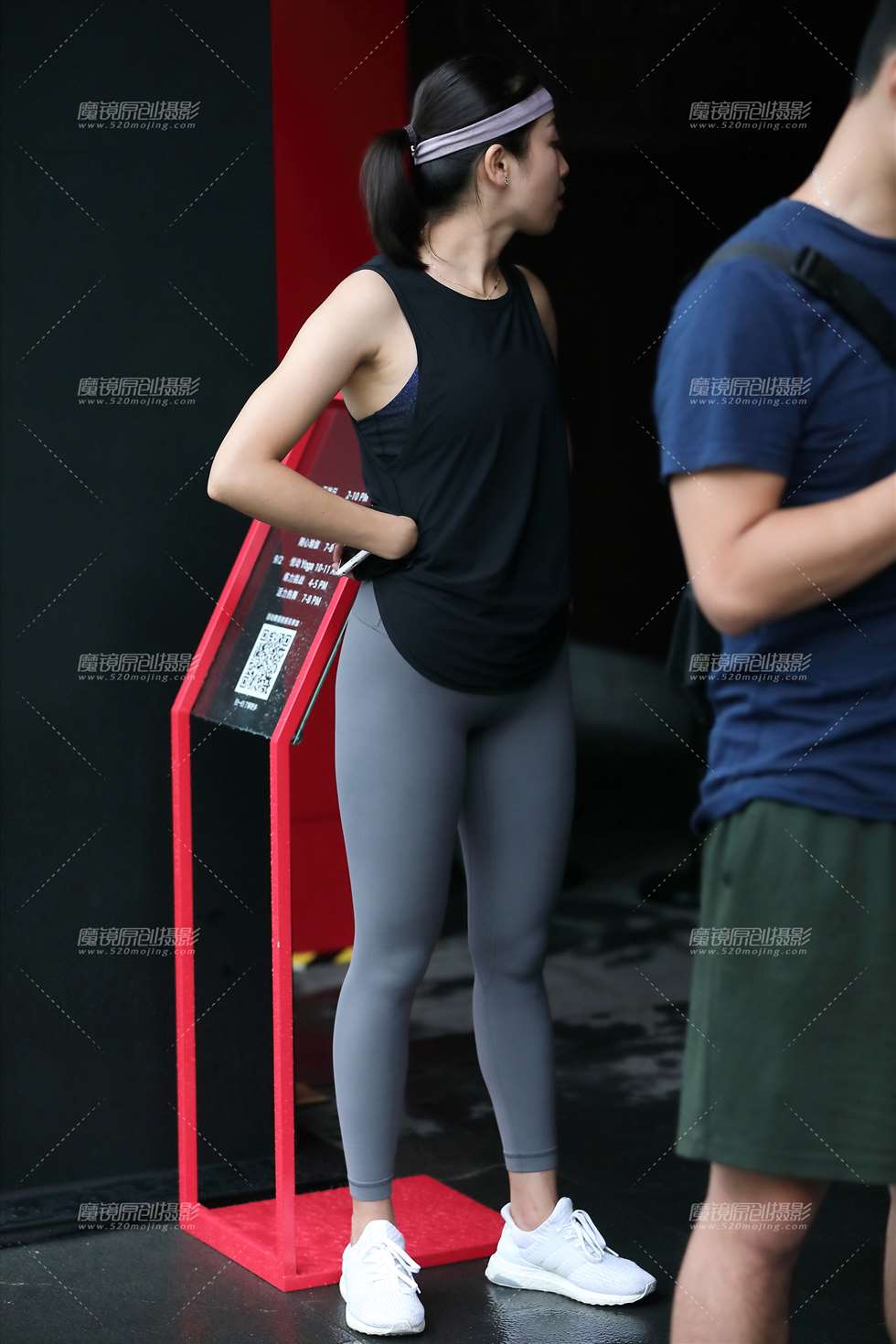 图片[3]-深蓝色健身裤小姐姐-街拍流行馆