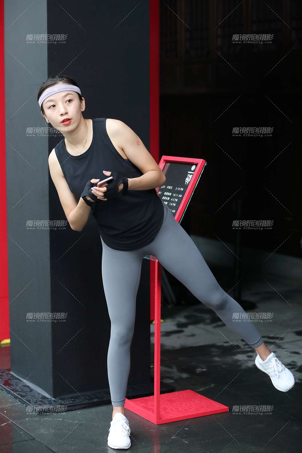 图片[5]-深蓝色健身裤小姐姐-街拍流行馆