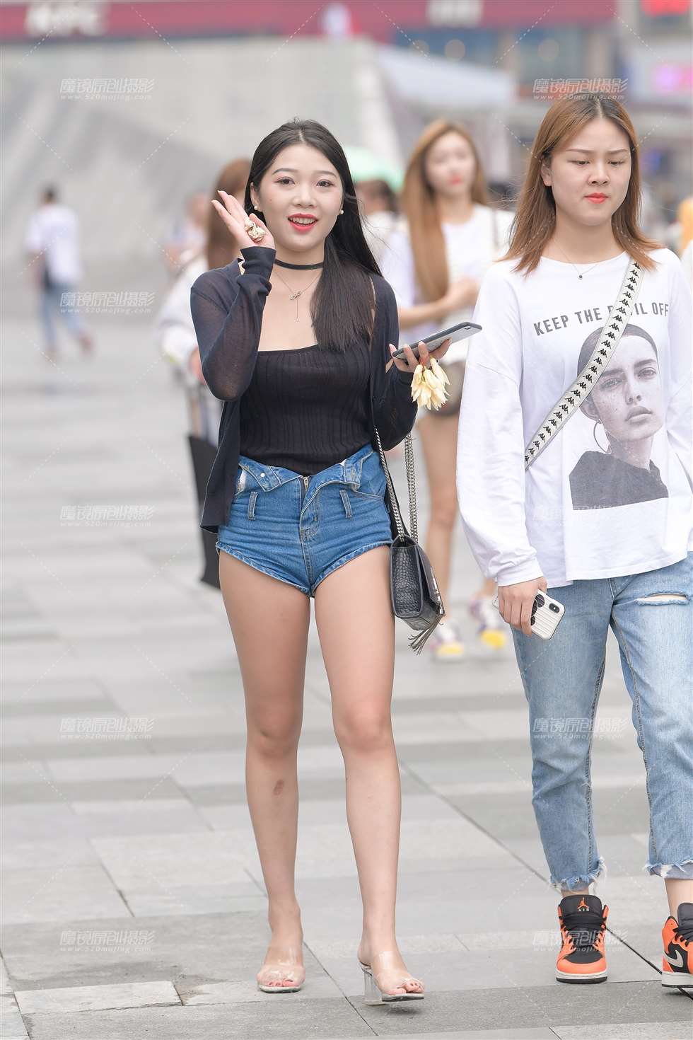 图片[1]-Hi~性感热裤小姐姐-街拍流行馆