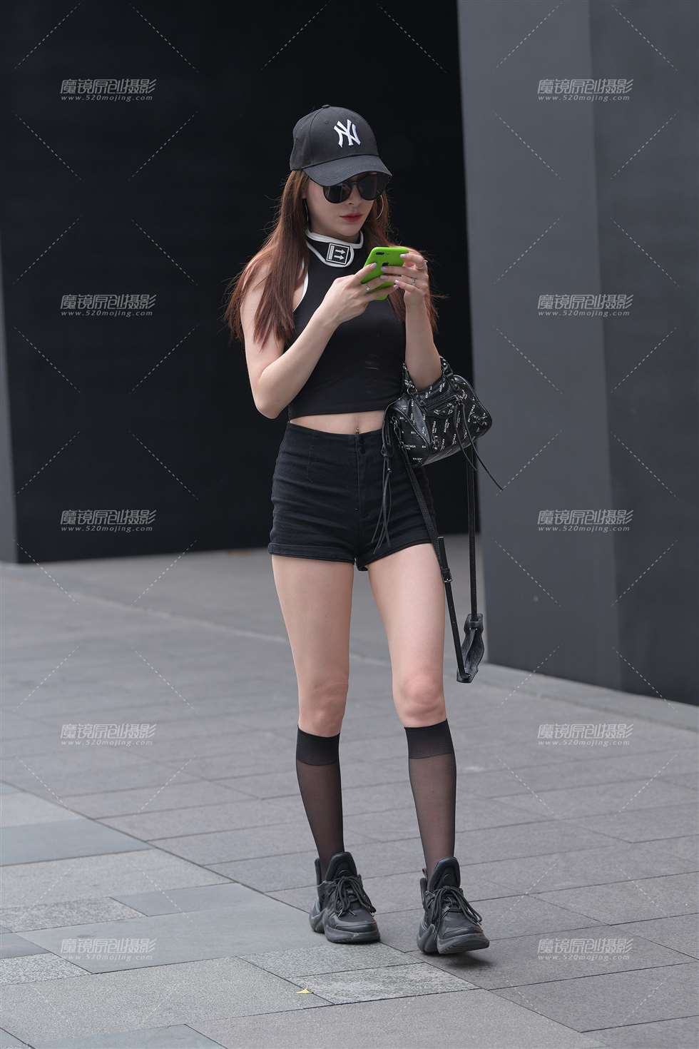图片[1]-黑色热裤小姐姐-街拍流行馆