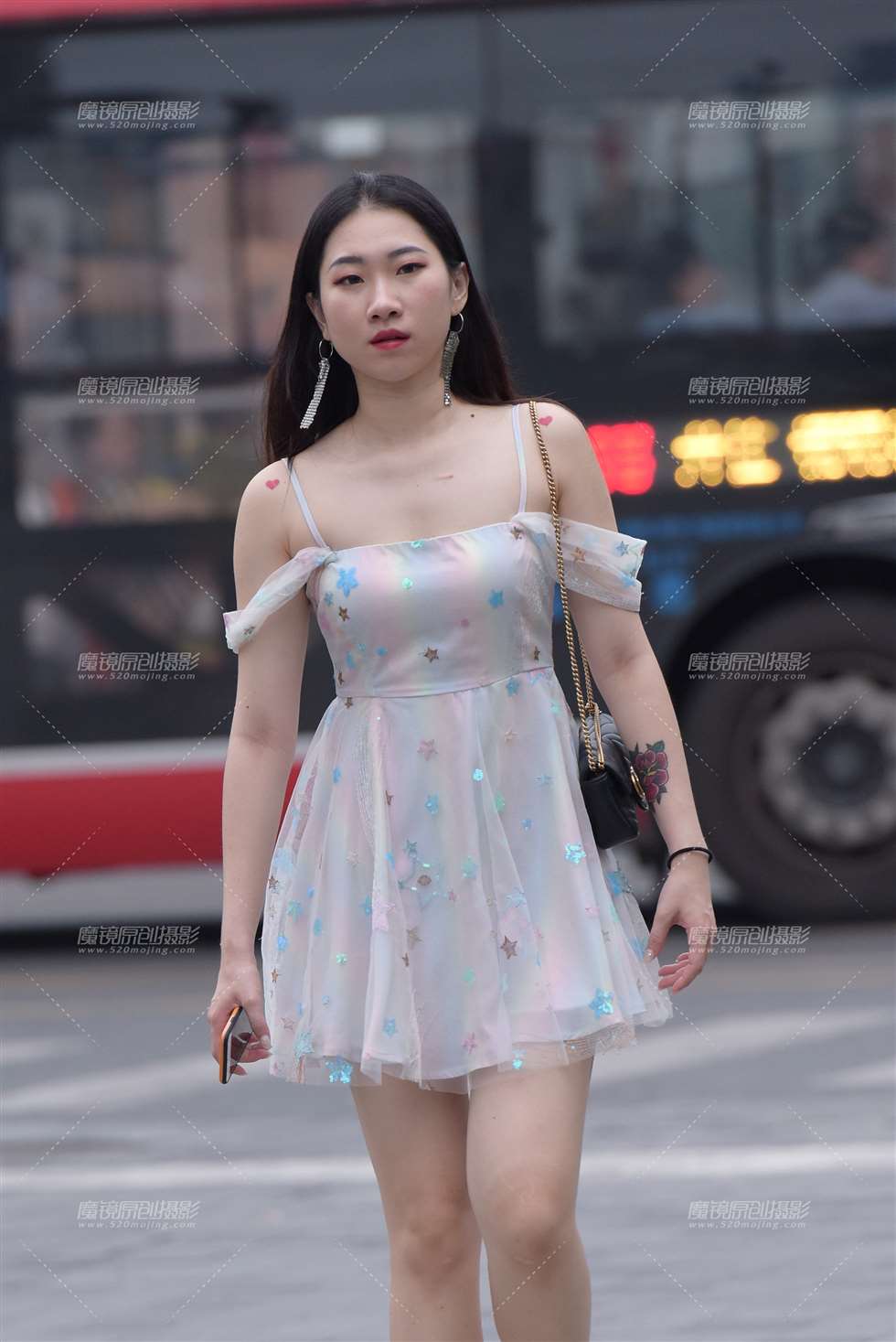 图片[3]-吊带连衣裙美女-街拍流行馆