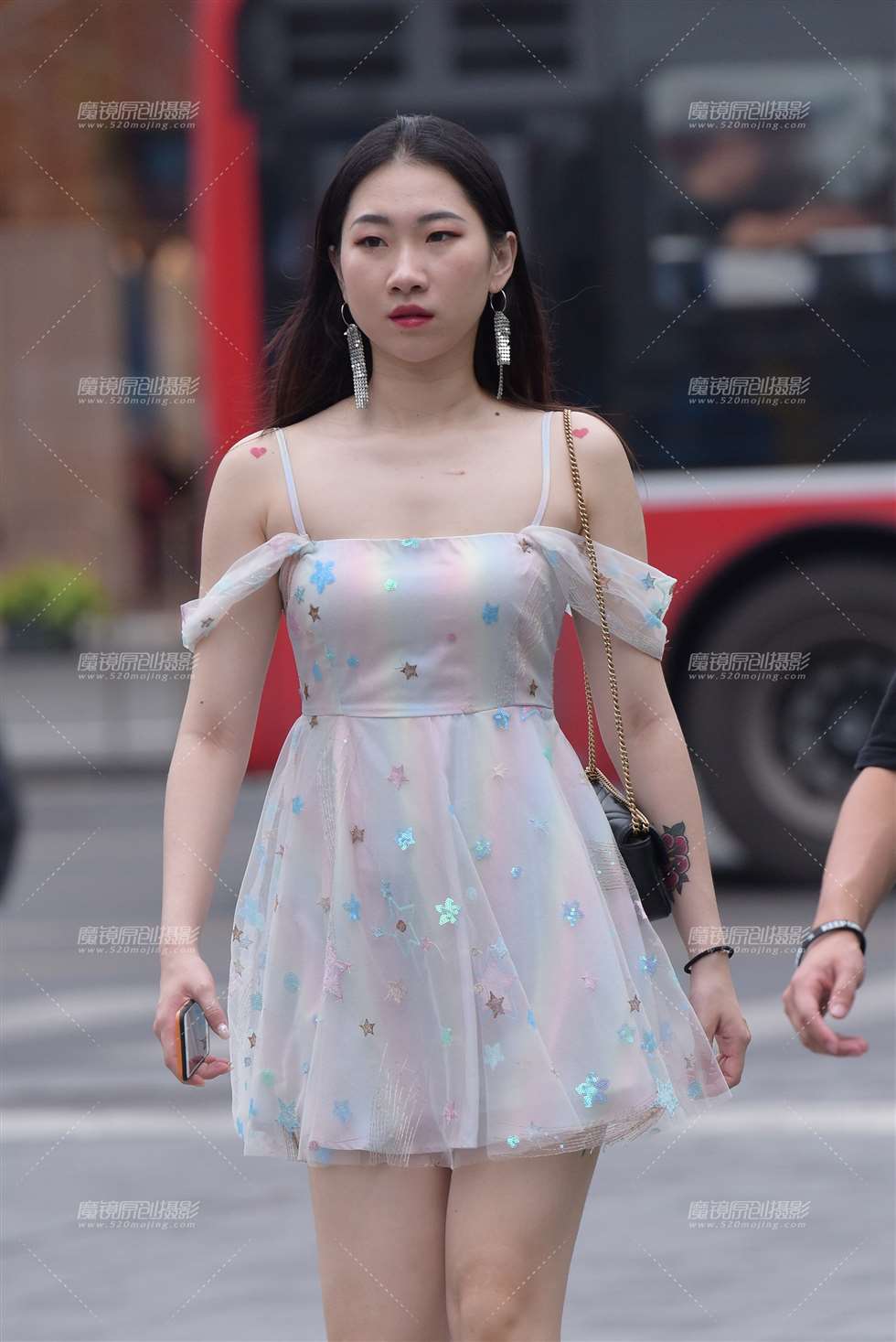 图片[4]-吊带连衣裙美女-街拍流行馆