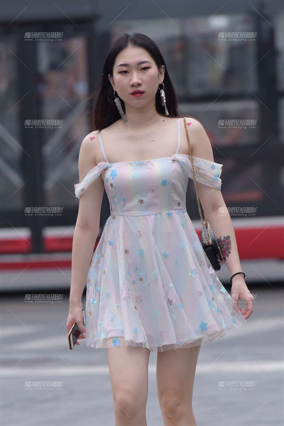图片[5]-吊带连衣裙美女-街拍流行馆