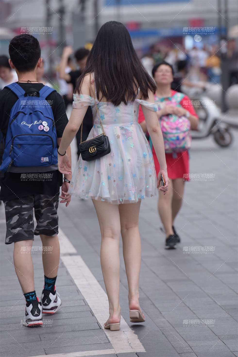 图片[2]-吊带连衣裙美女-街拍流行馆