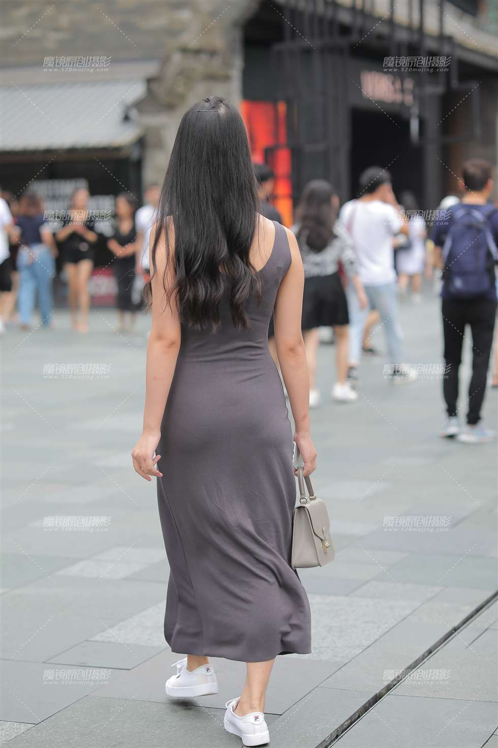 图片[2]-贴身性感长裙-街拍流行馆