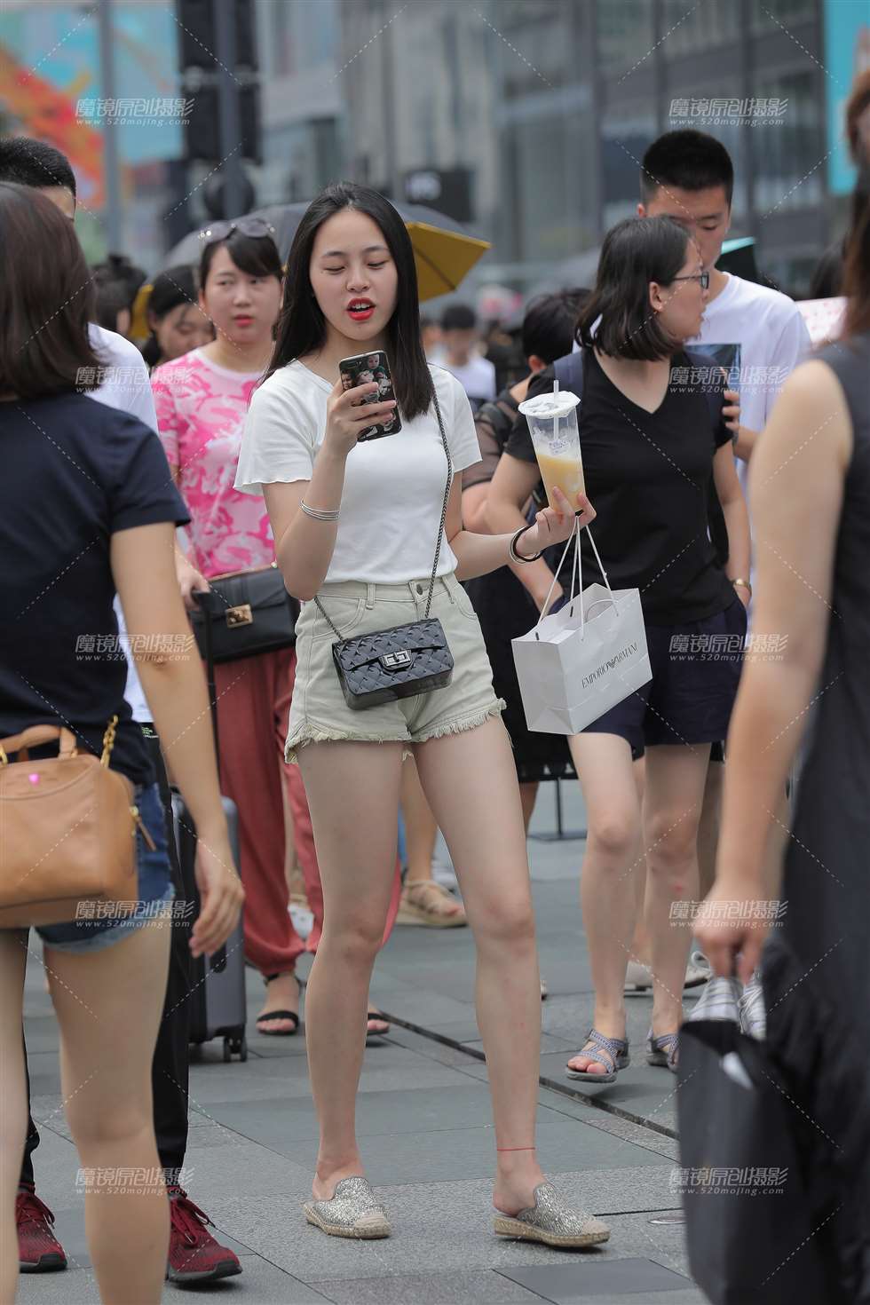 图片[1]-长腿热裤小妹-街拍流行馆