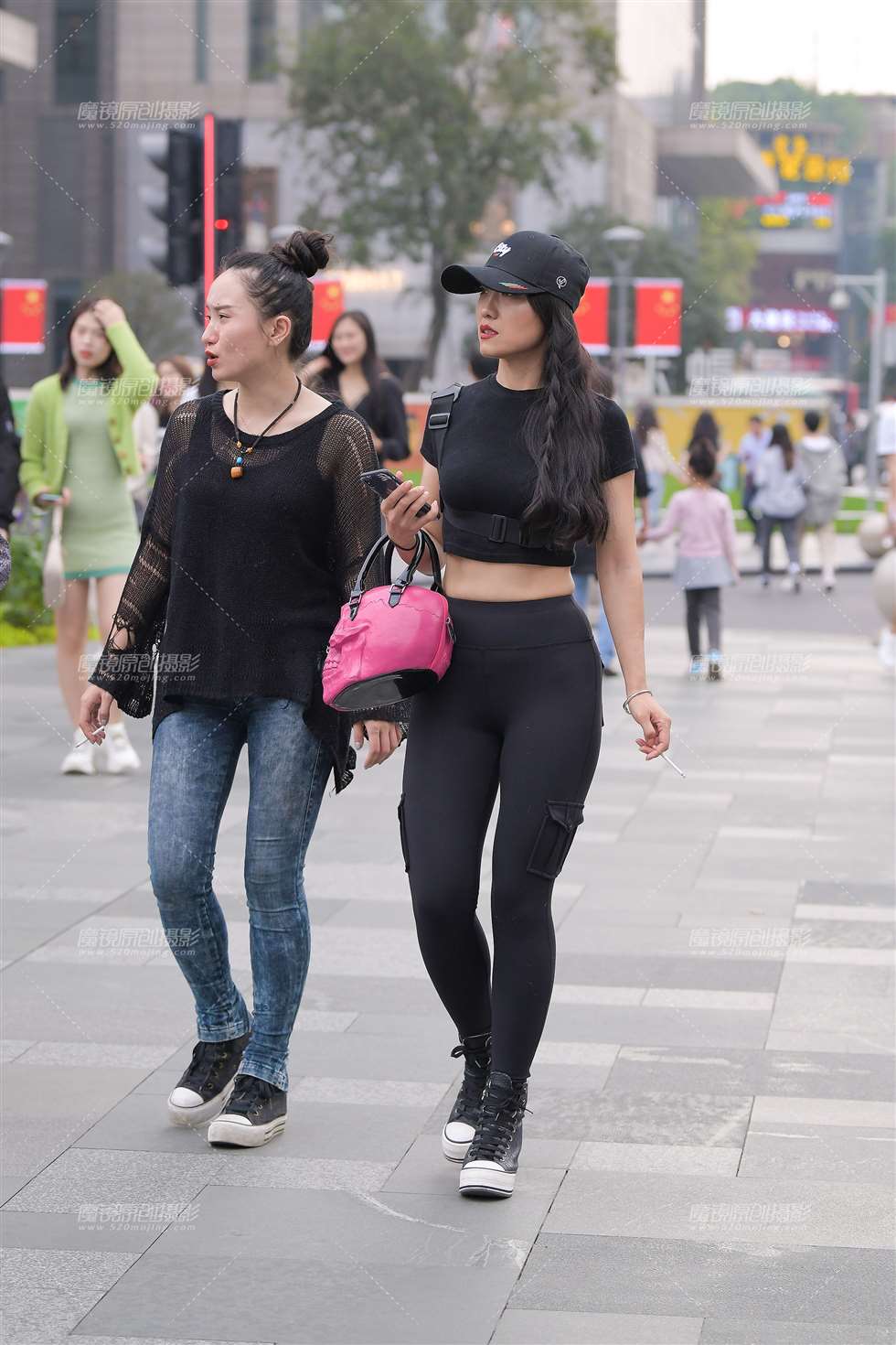 图片[3]-工装紧身裤小姐姐-街拍流行馆