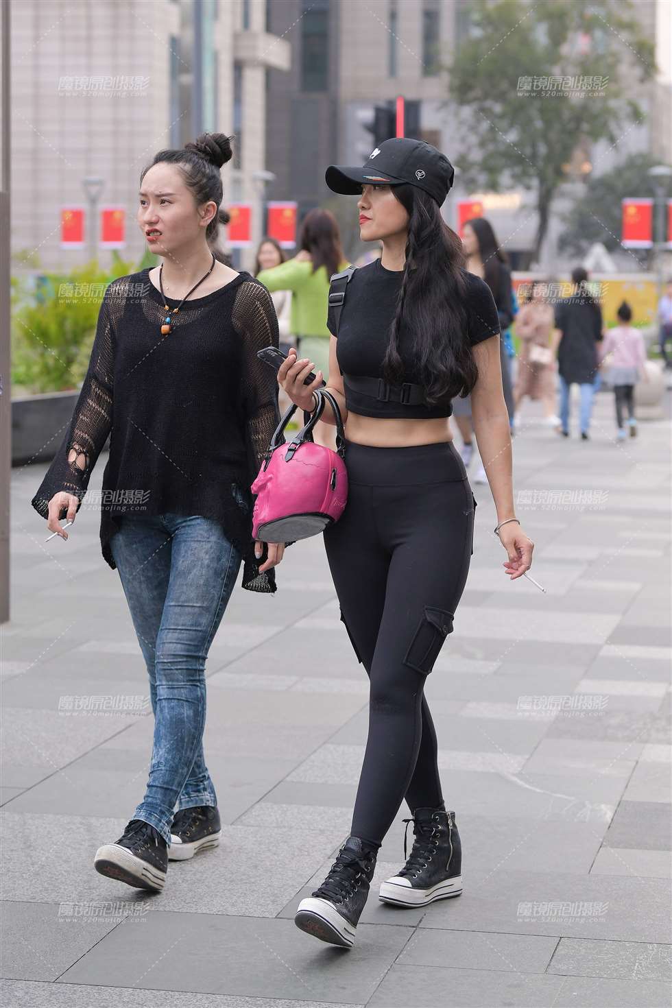 图片[1]-工装紧身裤小姐姐-街拍流行馆