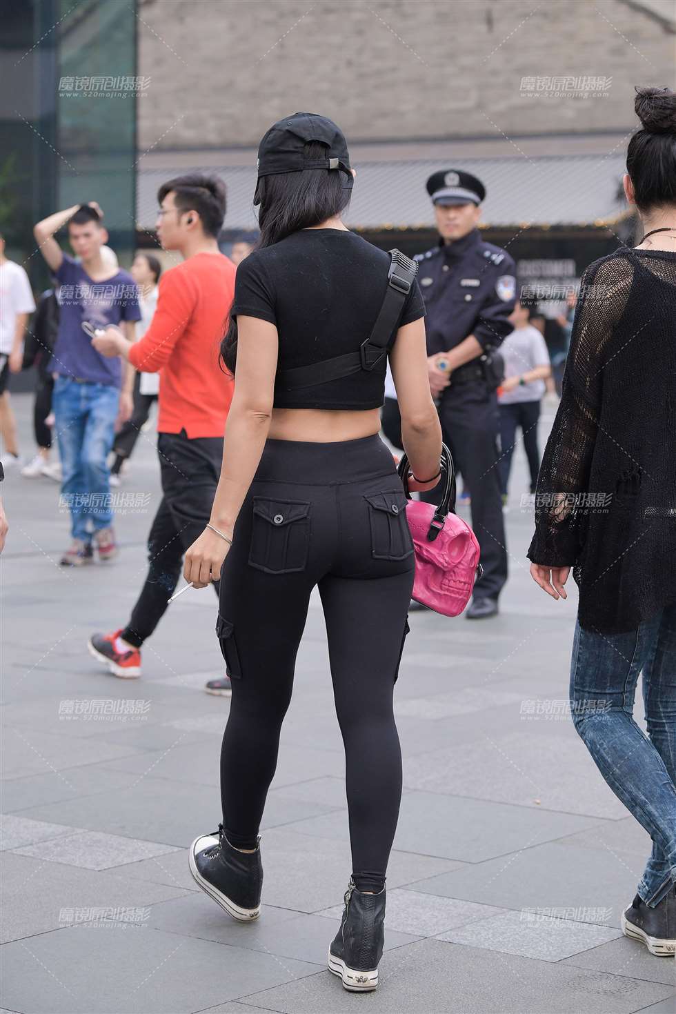 图片[2]-工装紧身裤小姐姐-街拍流行馆