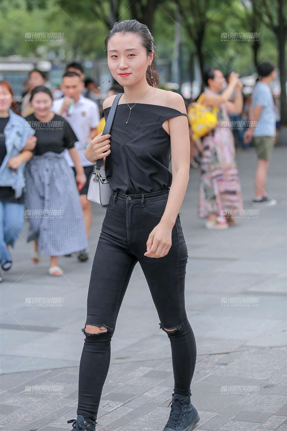 图片[1]-黑色牛仔裤小妹-街拍流行馆