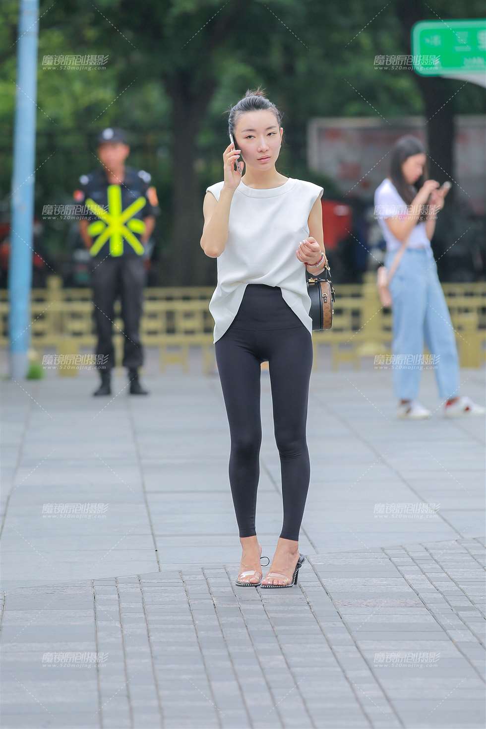 图片[1]-黑瑜伽裤小姐姐-街拍流行馆