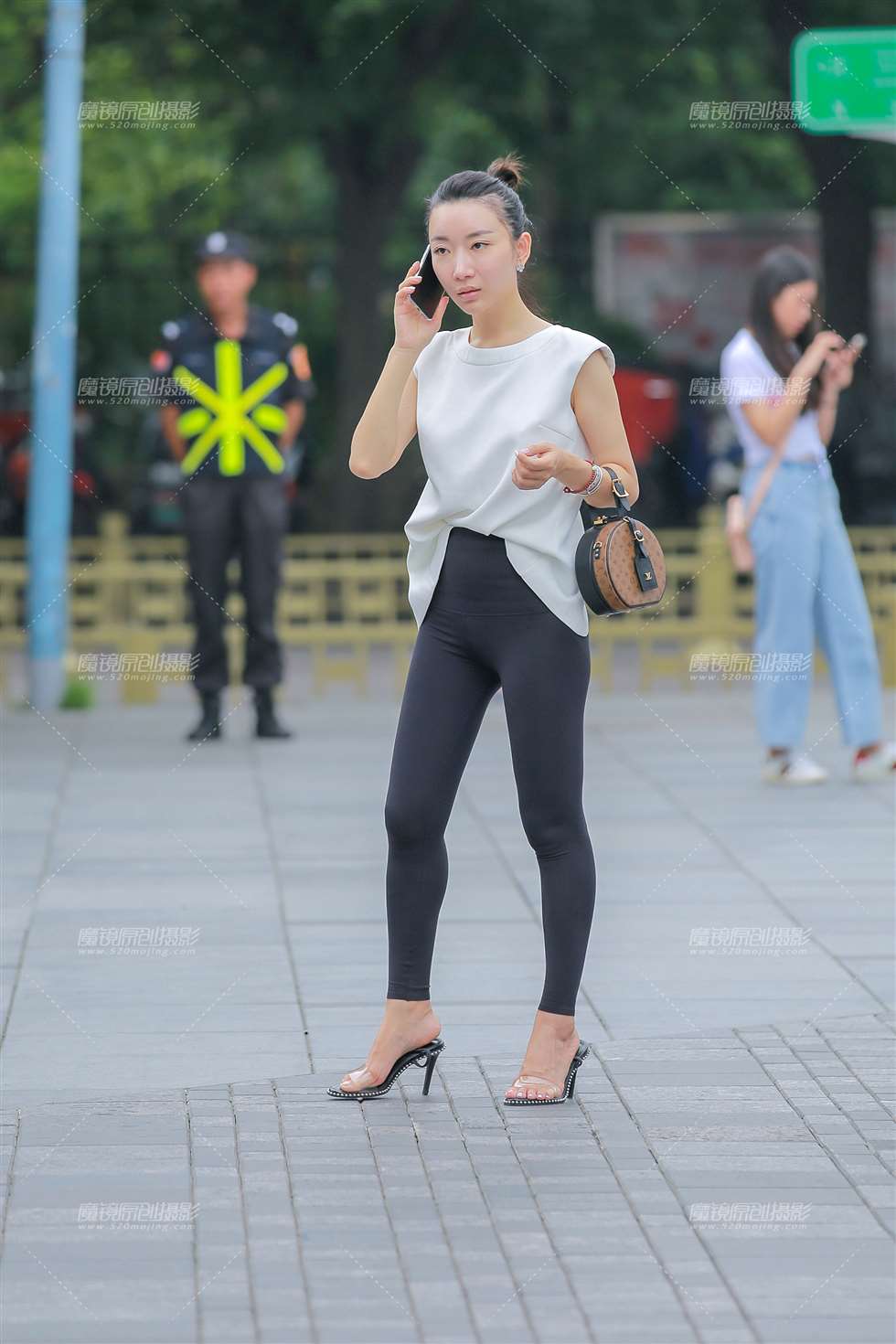 图片[3]-黑瑜伽裤小姐姐-街拍流行馆