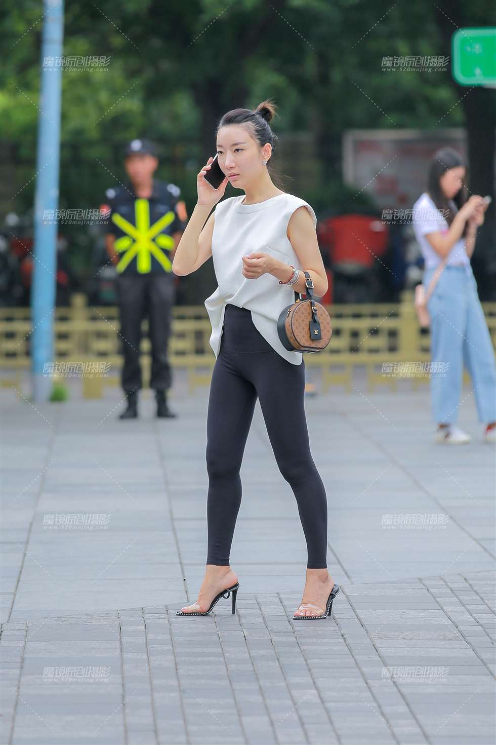 图片[4]-黑瑜伽裤小姐姐-街拍流行馆