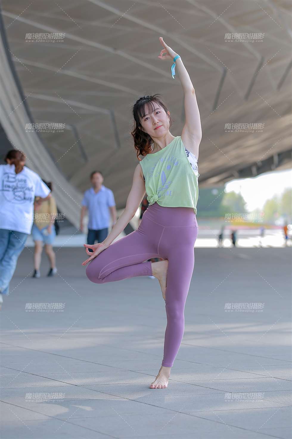 图片[3]-粉色瑜伽裤小妹-街拍流行馆