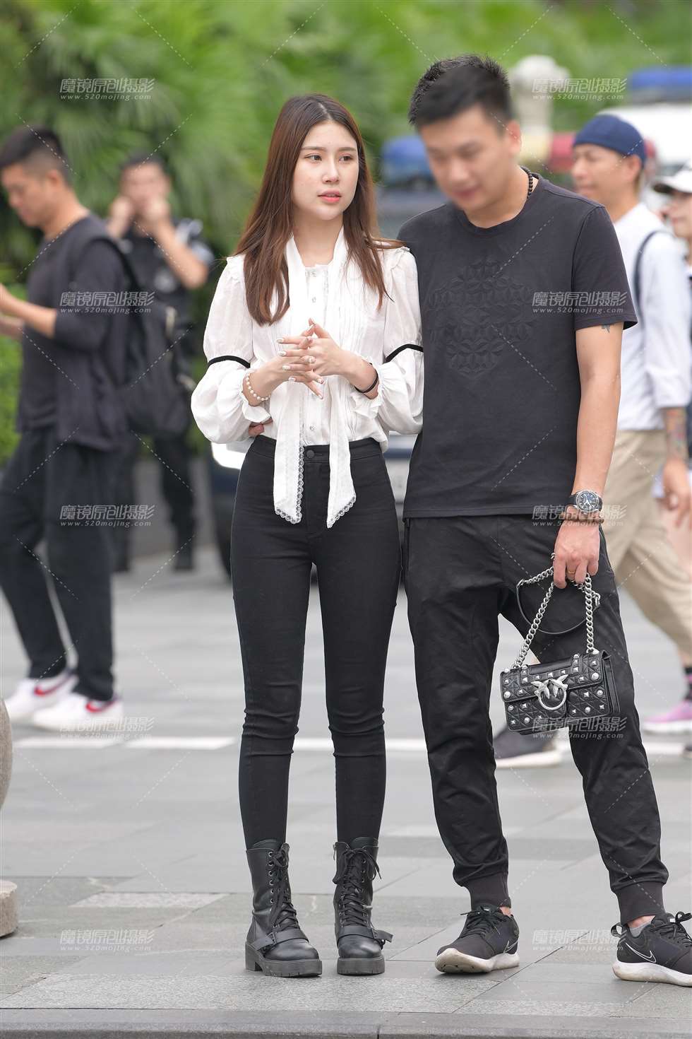 图片[1]-紧身黑裤女友~-街拍流行馆