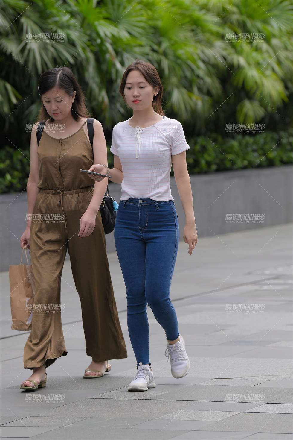 图片[1]-饱满翘臀紧牛闺女~-街拍流行馆