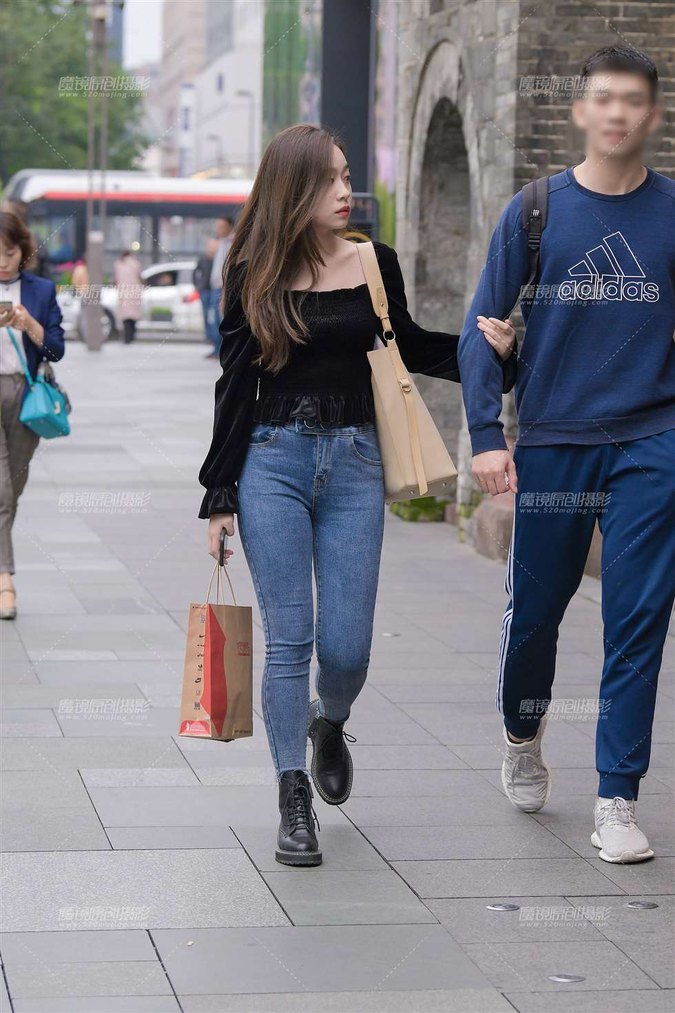 图片[1]-这紧牛女友够饱满的~-街拍流行馆