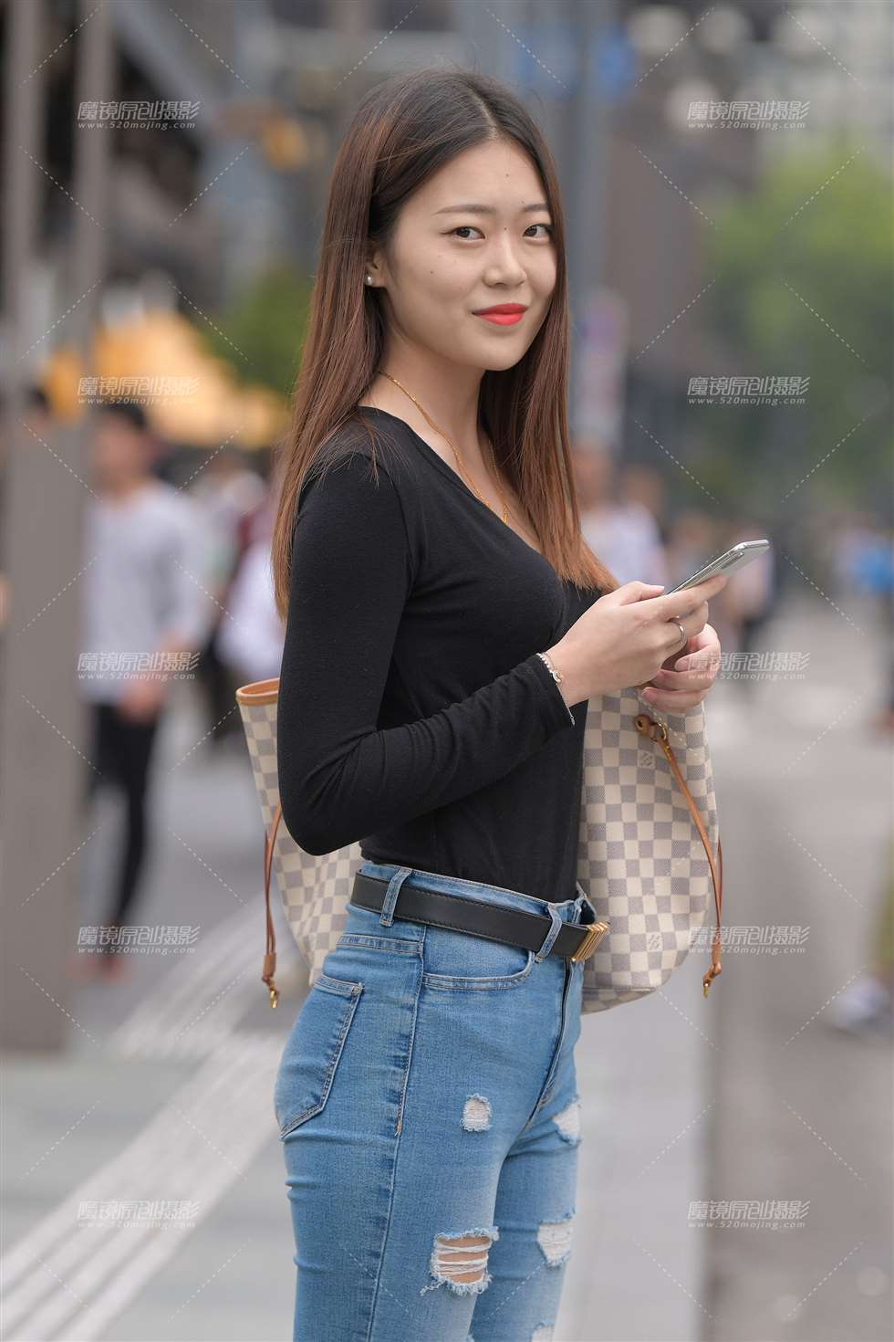 图片[1]-这破洞紧牛小姐姐，满分~-街拍流行馆