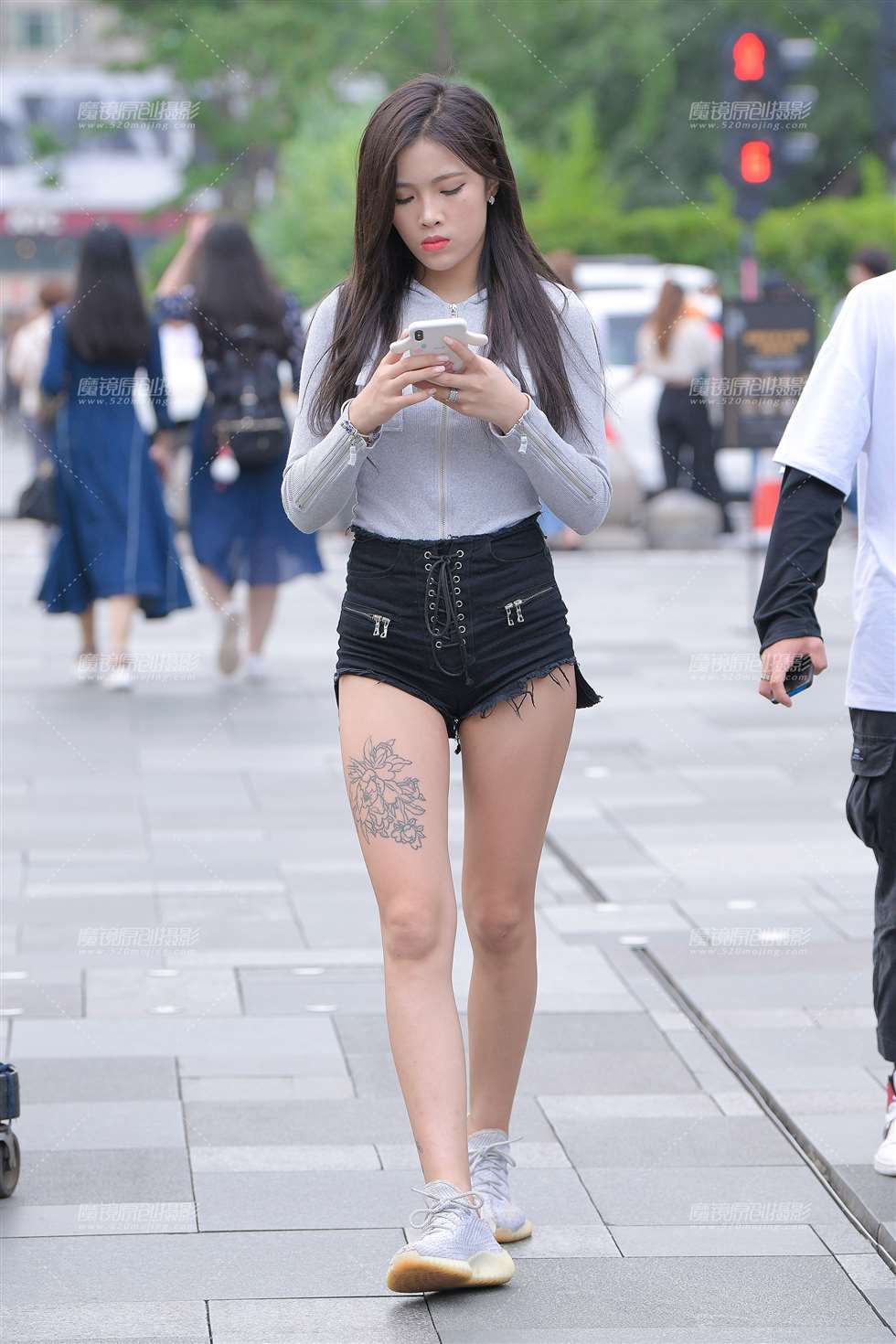 图片[1]-黑色热裤美眉-街拍流行馆