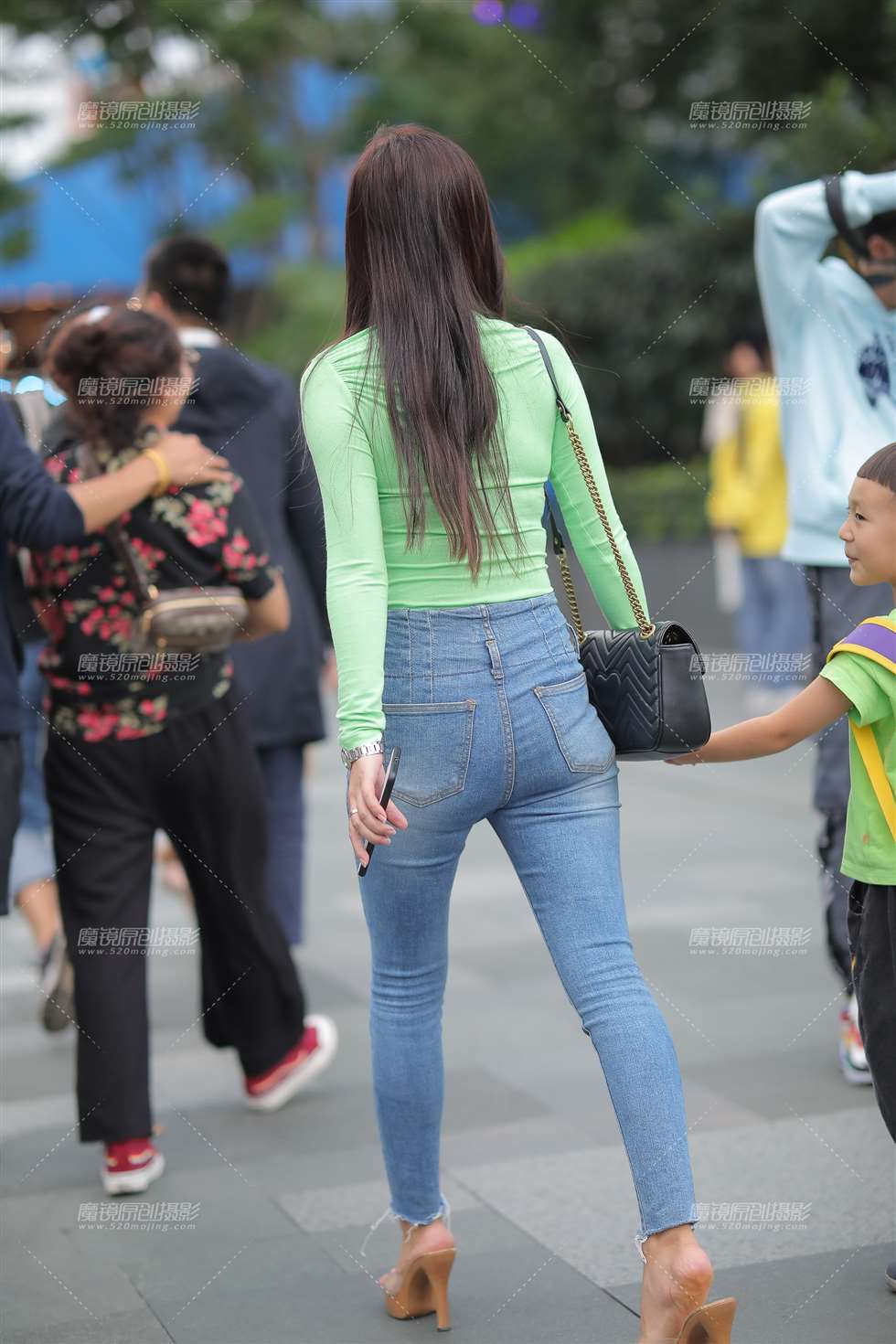 图片[2]-身材窈窕的辣妈-街拍流行馆