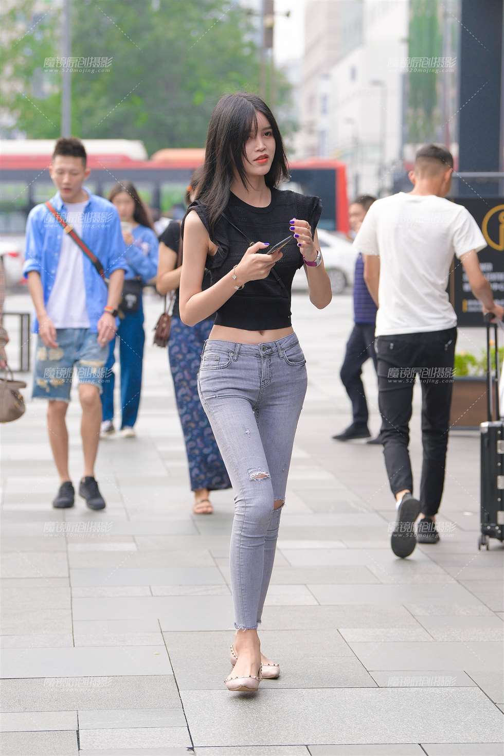 图片[1]-苗条小姐姐，臀却一点也不瘦-街拍流行馆