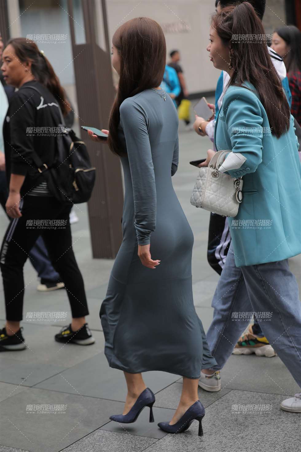 图片[2]-娇小玲珑的小姐姐 女人味十足-街拍流行馆