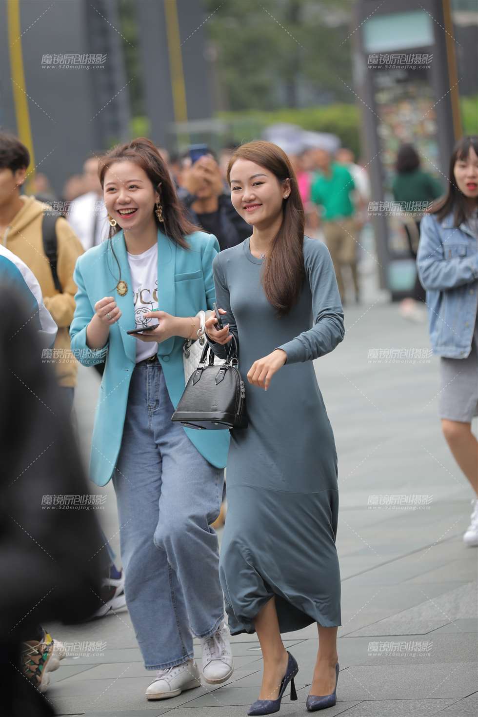 图片[3]-娇小玲珑的小姐姐 女人味十足-街拍流行馆