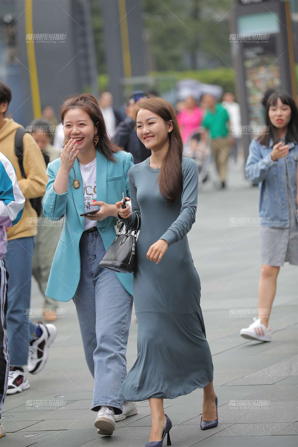 图片[4]-娇小玲珑的小姐姐 女人味十足-街拍流行馆