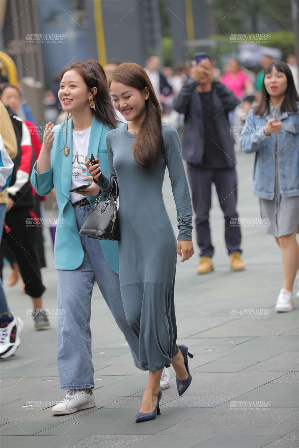 图片[5]-娇小玲珑的小姐姐 女人味十足-街拍流行馆