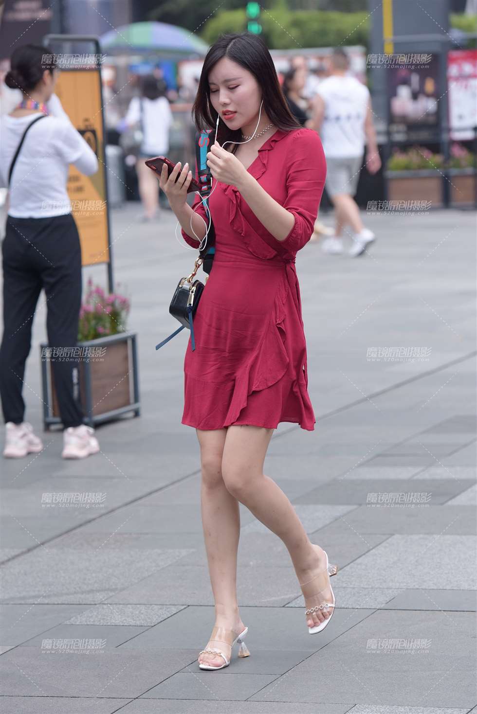 图片[4]-打电话的小姐姐-街拍流行馆