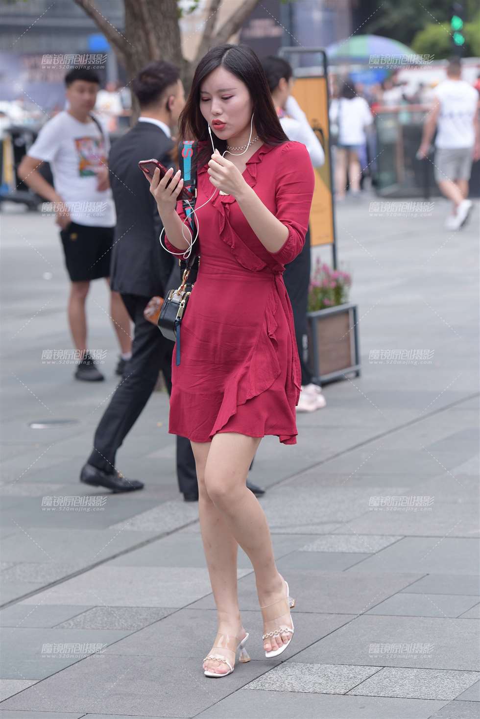 图片[1]-打电话的小姐姐-街拍流行馆