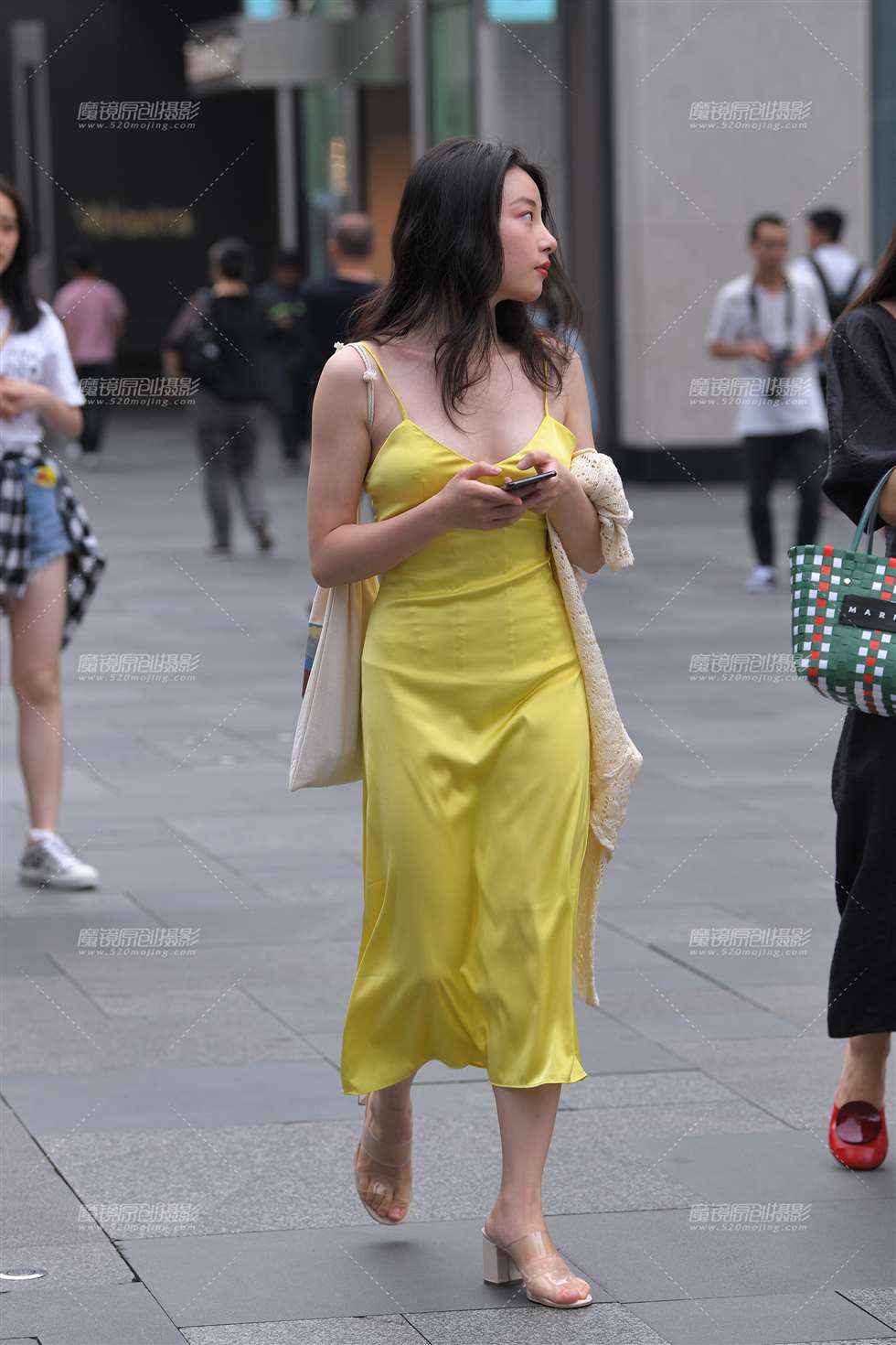 图片[1]-性感低胸黄裙子-街拍流行馆