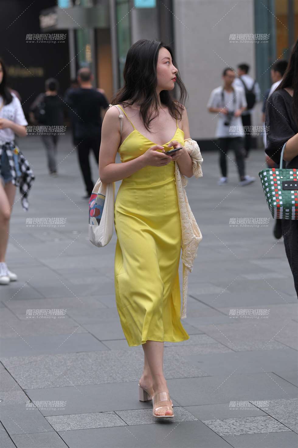 图片[3]-性感低胸黄裙子-街拍流行馆
