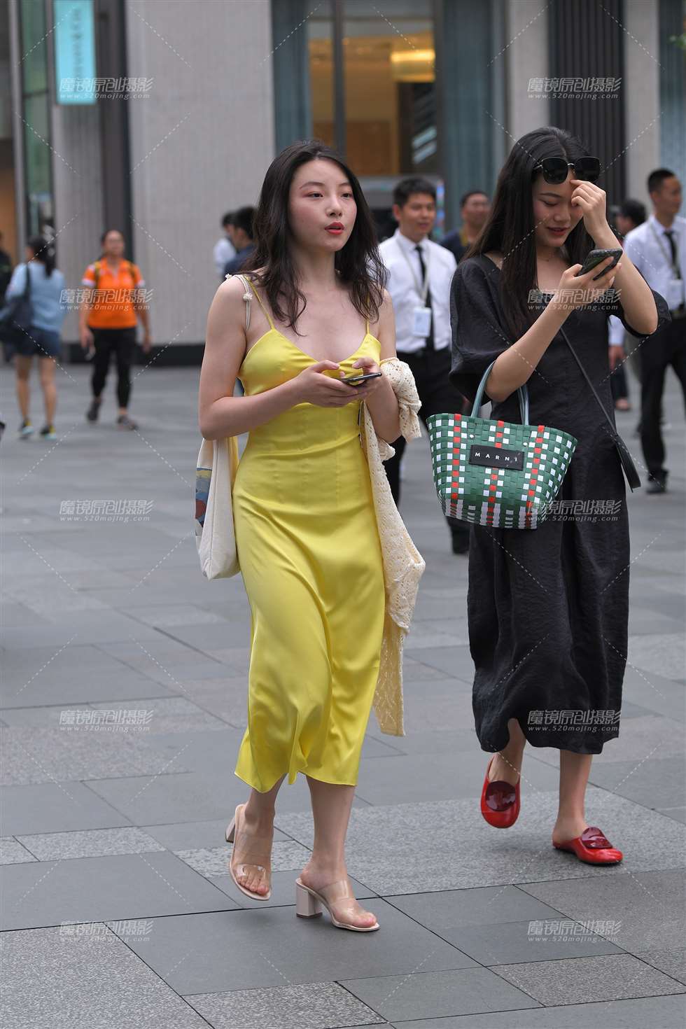 图片[4]-性感低胸黄裙子-街拍流行馆