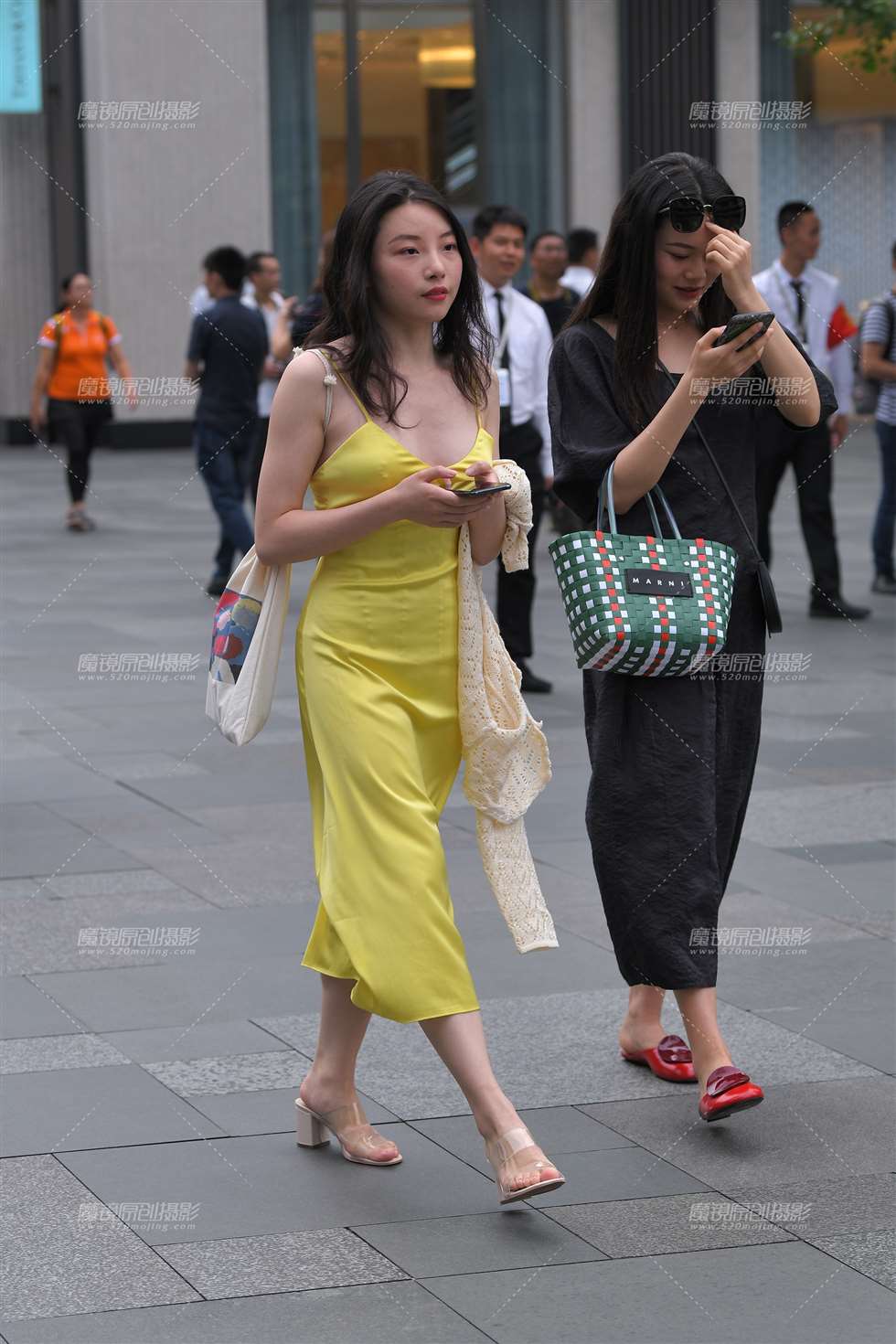 图片[5]-性感低胸黄裙子-街拍流行馆