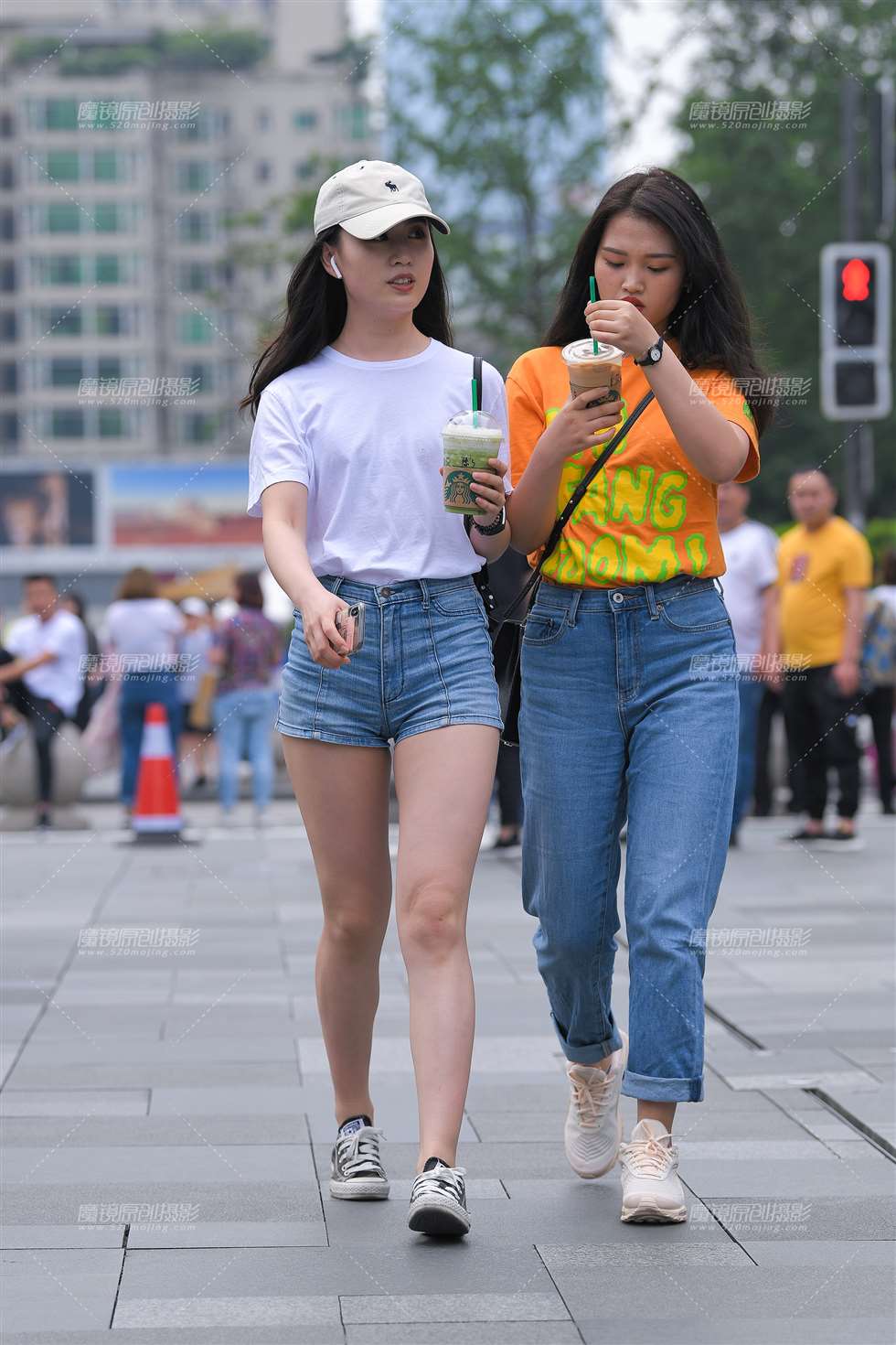 图片[1]-阳光热裤大白腿女孩-街拍流行馆