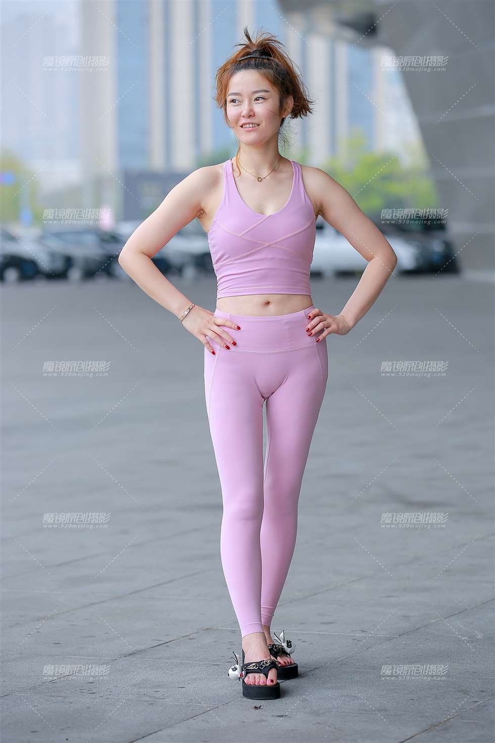 图片[1]-粉色瑜伽服学员-街拍流行馆