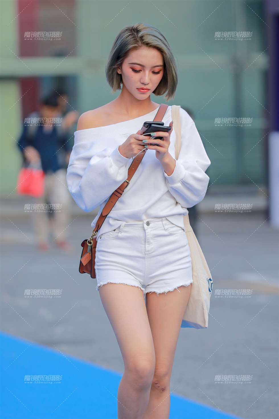 图片[3]-白色热裤美眉-街拍流行馆