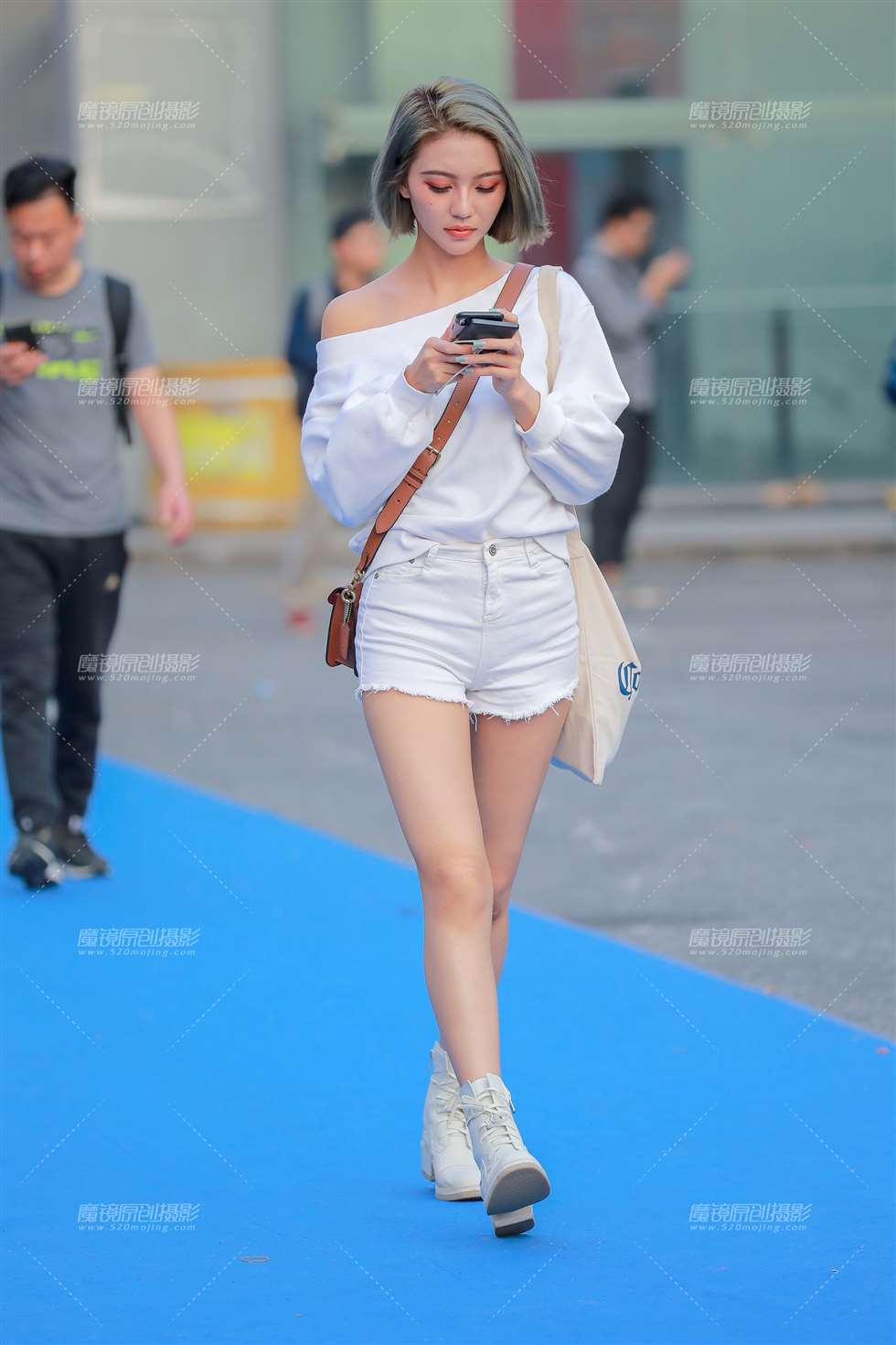 图片[4]-白色热裤美眉-街拍流行馆