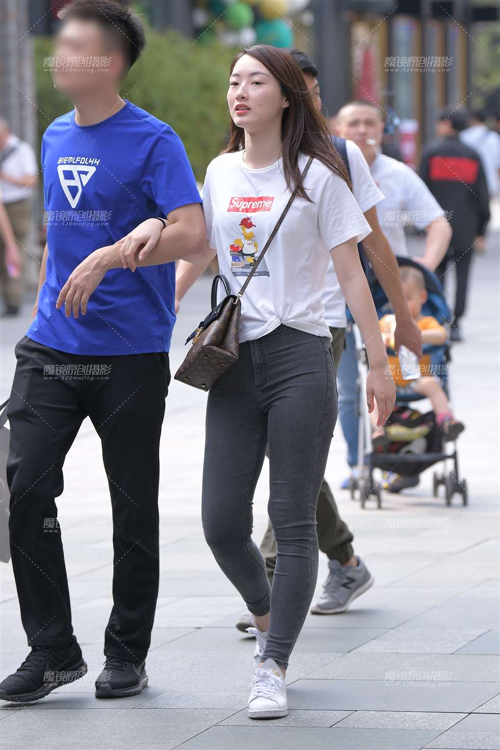 图片[1]-灰色紧牛漂亮女友-街拍流行馆