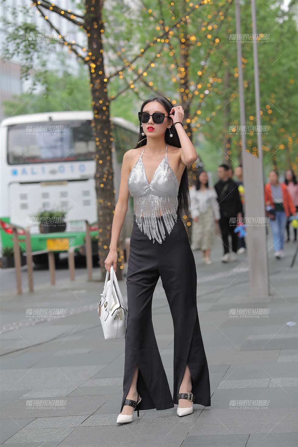 图片[1]-摩登时尚的美背小姐姐-街拍流行馆