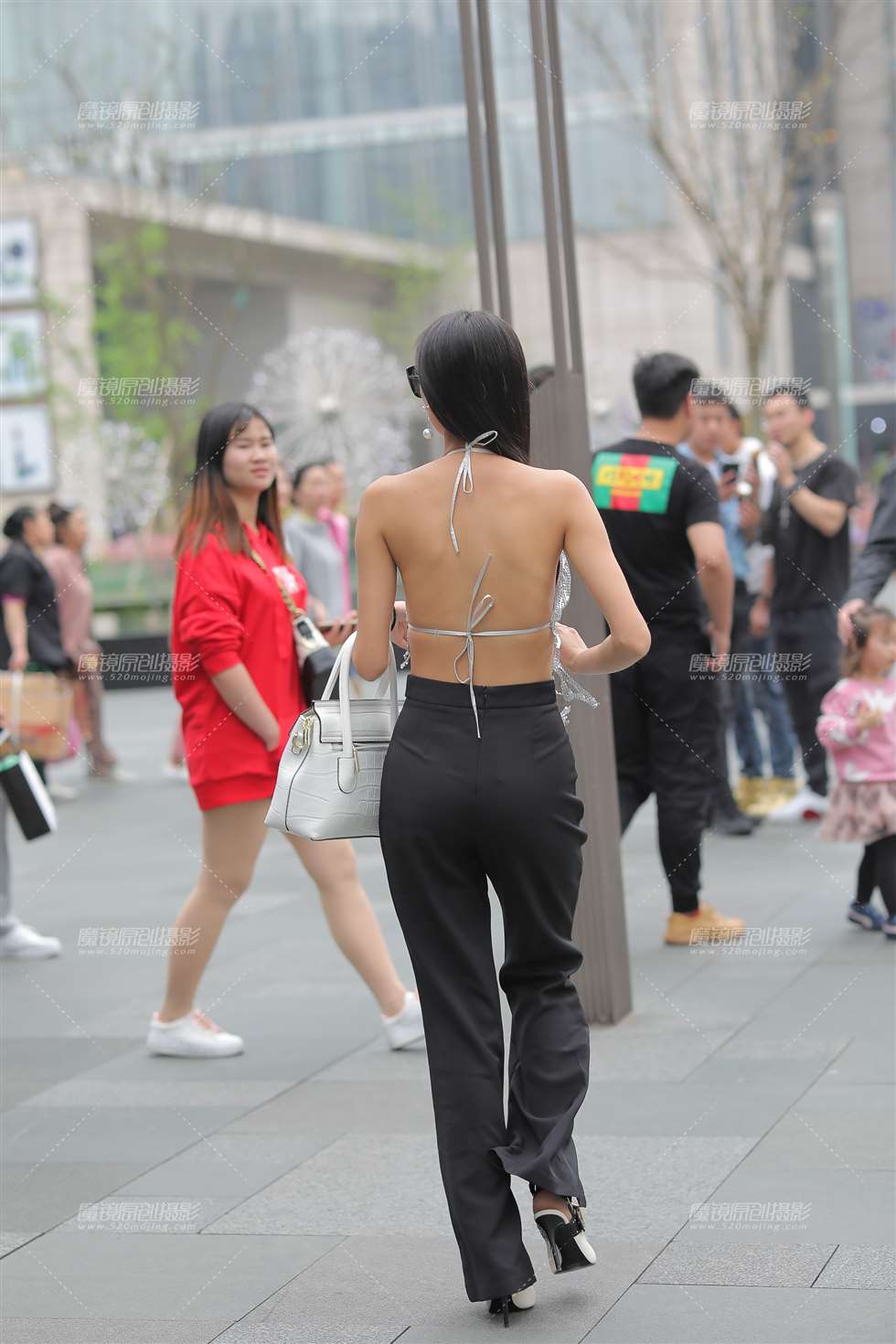 图片[2]-摩登时尚的美背小姐姐-街拍流行馆